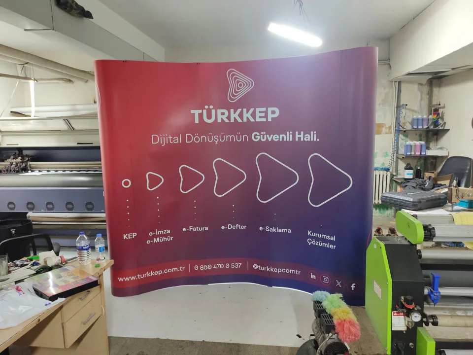 Kavisli örümcek stand uygulaması gerçek saha uygulaması