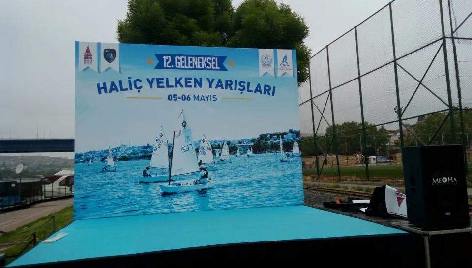 Açık hava etkinlik duvari gerçek saha uygulaması